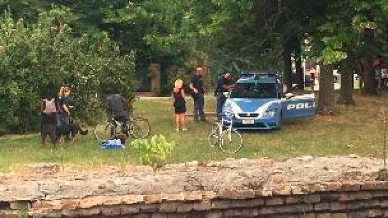 Rubano due bici elettriche del valore di 10mila euro: denunciato un uomo, si cerca la complice