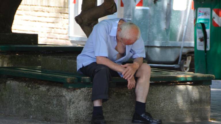 Un anziano messo a dura prova dal caldo di questi giorni