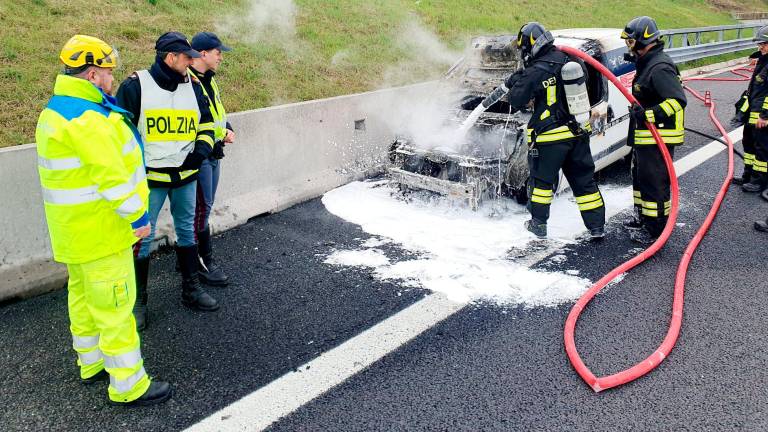 Furgone della vigilanza a fuoco in A14 tra Rimini e Riccione: intervengono i Vigili del Fuoco