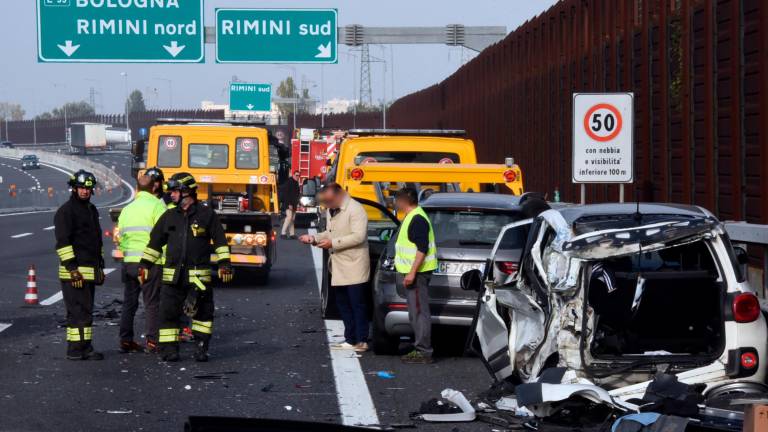 Rimini, incidente in A-14: coinvolte 6 auto e un camion, traffico in tilt sulla corsia Nord - Gallery