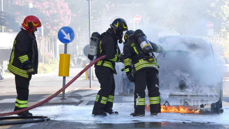 Rimini, l’auto le prende fuoco mentre guida, attimi di paura in via Dante