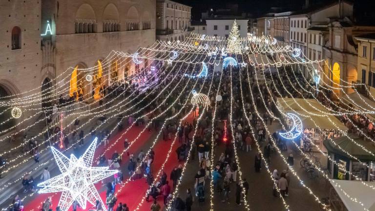 Rimini. Le luci del Natale accendono una luce di speranza per dire no alla violenza sulle donne FOTOGALLERY