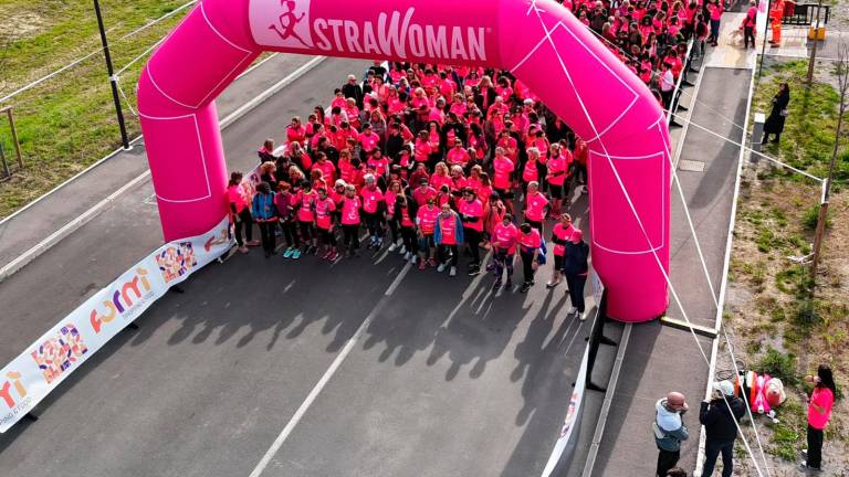 Forlì, StraWoman colora di rosa Formì e raccoglie fondi per lo Ior FOTOGALLERY