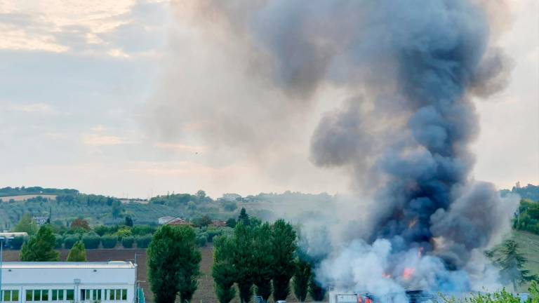 Rimini. Incendio alla Papa Giovanni: a fuoco il laboratorio di falegnameria