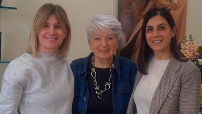 Da sinistra la figlia Roberta, Anna Maria Orfei e Cristina Ghera di Confartigianato