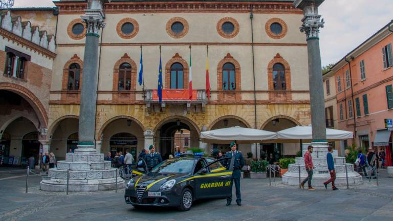 Ravenna, vongole pescate nel Candiano, droga e irregolarità sui prezzi dei carburanti: il bilancio estivo della Finanza