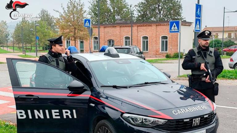 Forlì, picchiano e minacciano due persone sospettate di furto in casa: in tre agli arresti domiciliari