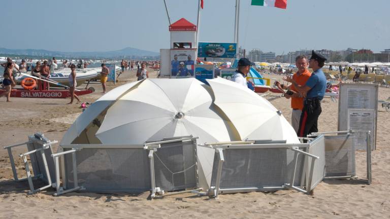 Il corpo del 13 enne sulla battigia e, sullo sfondo, la bandiera rossa che indica pericolo foto manuel migliorini