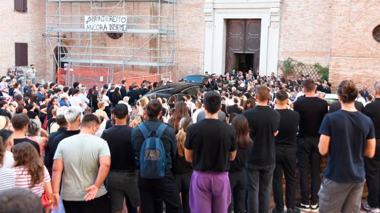 Lacrime, striscioni, palloncini e fumogeni: Santarcangelo si ferma per il funerale di “Batti”