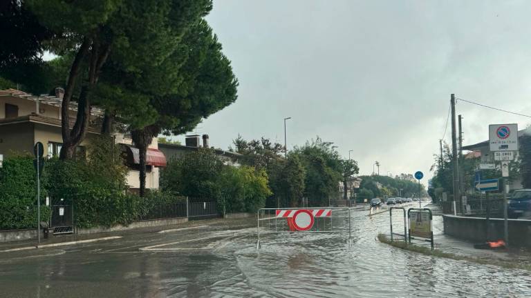 Maltempo a Cesenatico, caduti 100 millimetri di pioggia in poche ore, chiuso un tratto di viale Carducci - Gallery