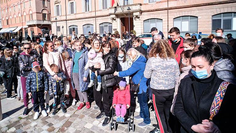 Una protesta di profughi ucraini davanti alla sede della prefettura di Rimini