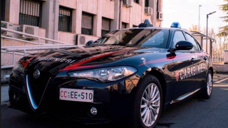 Faenza, tenta di estorcere soldi al “cliente” sequestrandogli il telefono, pusher 48enne arrestato