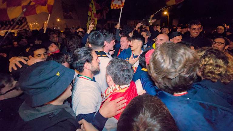 Delirio giallorosso per la Coppa Italia: I tifosi del Ravenna fanno festa con i giocatori al rientro dopo la vittoria del trofeo VIDEO GALLERY