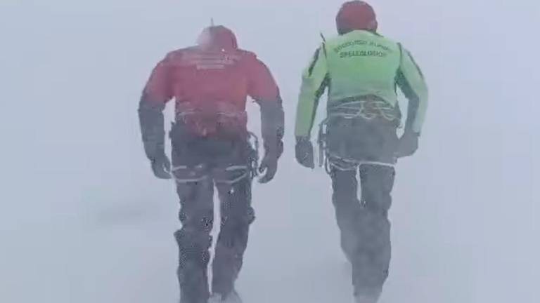 Dispersi sul Gran Sasso, sorvolo in elicottero: “Il meteo migliora, faremo il possibile”