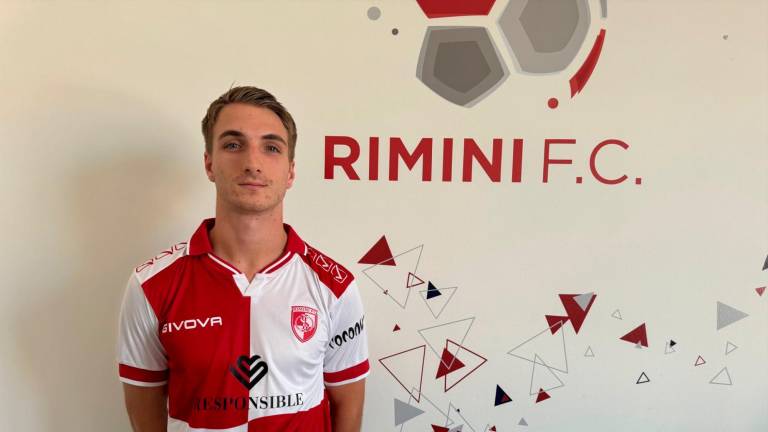 Gianluca Longobardi con la maglia del Rimini nella sede biancorossa