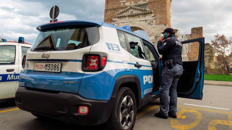 Rimini, ha l’auto piena di documenti falsi e imbocca la rotonda contromano per scappare dalla Polizia: scatta l’arresto