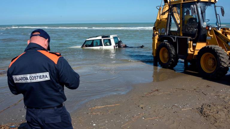 Riccione, prova a guadare la foce del Marano col fuoristrada ma rimane incagliato - Gallery