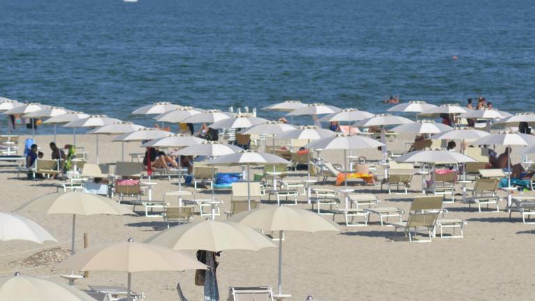 In alto la spiaggia di Marina di Ravenna, sopra Maurizio Rustignoli