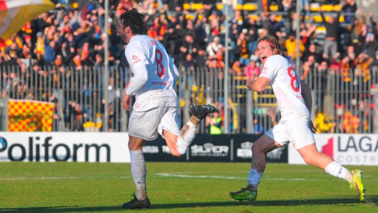 Simone Biagi, inseguito da Matteo Milan, va a celebrare il gol-vittoria realizzato contro la Pistoiese (foto Fiorentini)