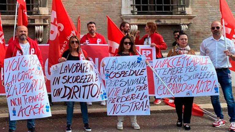 Il presidio organizzato dalla Cgil davanti alla prefettura. Al centro l’infermiera Lucia Pezzi