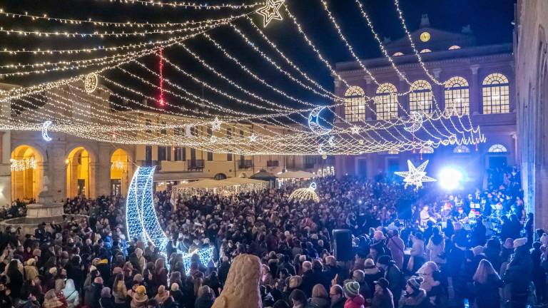 Rimini. Le luci del Natale accendono una luce di speranza per dire no alla violenza sulle donne FOTOGALLERY