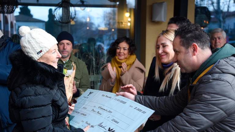 La signora Nadia, a sinistra, mentre riceve l’assegno (foto e video Manuel Migliorini)