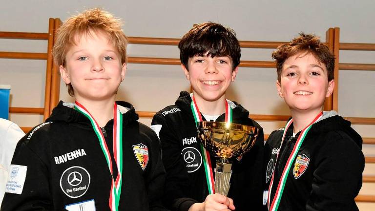 I tre portacolori del Circolo Ravennate della Spada Under 12: Consiglio, Karyuchenko e Zuffi