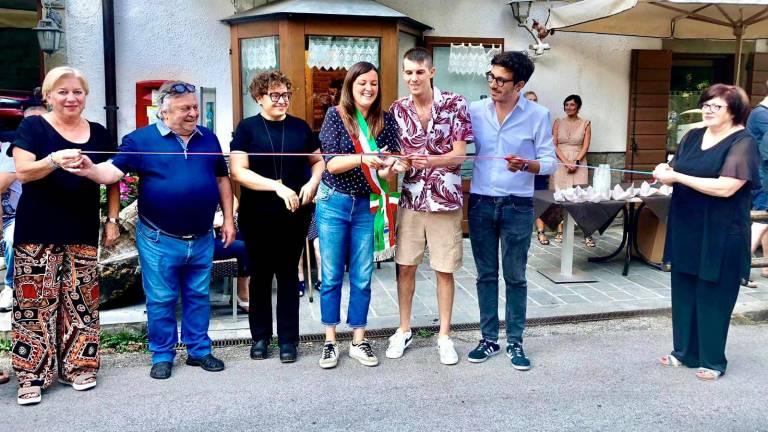 Taglio del nastro insieme alla sindaca di Santa Sofia Ilaria Marianini per la nuova gestione del popolare rifugio Lo Scoiattolo , in Campigna, passato di mano dopo 38 anni