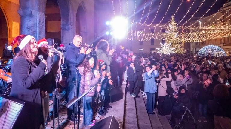 Rimini. Le luci del Natale accendono una luce di speranza per dire no alla violenza sulle donne FOTOGALLERY