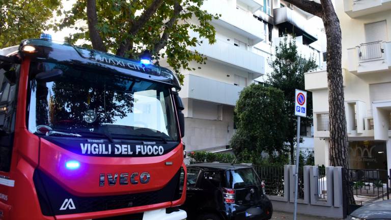 Rimini. Fiamme in una palazzina in via Dandolo, distrutto un appartamento. GALLERY