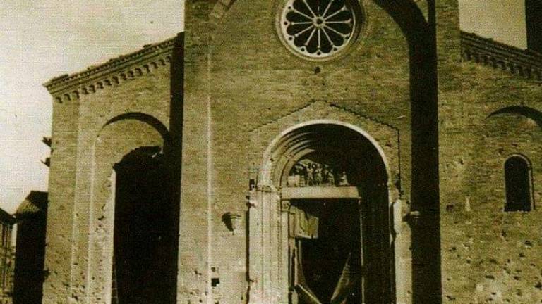 Immagine storica di San Mercuriale dopo il bombardamento