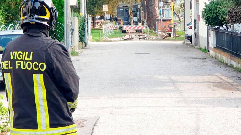 Rimini, si rompe la conduttura e il gas metano esce come un geyser al parco: chiuse le utenze del circondario VIDEO GALLERY