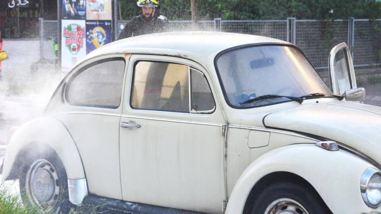 Rimini, l’auto le prende fuoco mentre guida, attimi di paura in via Dante