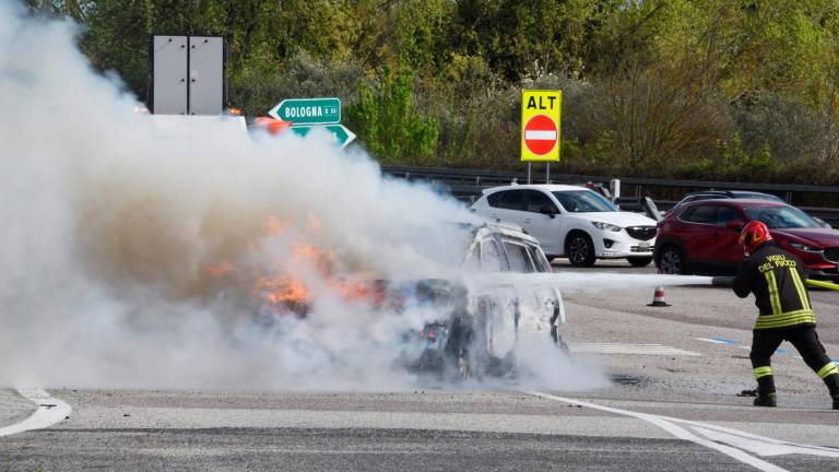 Incendio: auto a fuoco al casello A14 di Rimini sud - VIDEO GALLERY