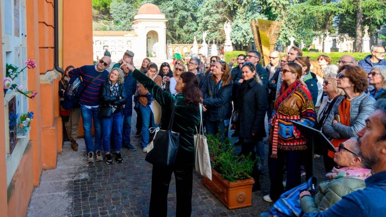 La visita guidata condotta da Michela Cesarini, di fronte alla tomba di Margherita Zoebeli, sepolta nel famelio