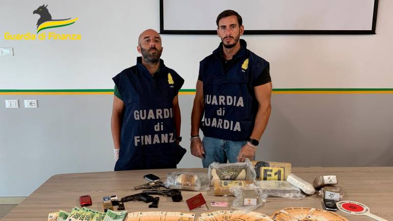 Bagnacavallo, nel laboratorio degli spacciatori scoperta cocaina e hashish per 700mila euro: due arresti VIDEO