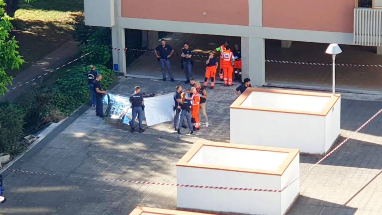 Rimini, 40enne commessa si toglie la vita gettandosi dal tetto insieme al figlio di 5 anni: nella borsa un biglietto di addio e psicofarmaci VIDEO