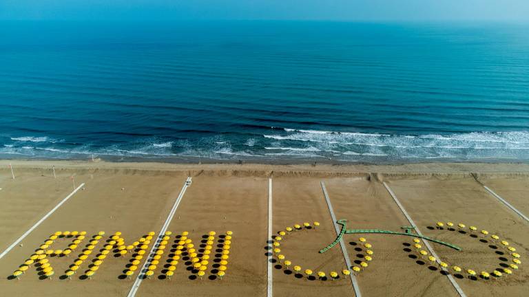 Una mega scritta per il lancio del Tour De France: 150 ombrelloni e 50 lettini vestono di giallo la spiaggia di Rimini