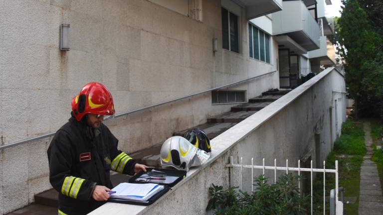 Rimini. Fiamme in una palazzina in via Dandolo, distrutto un appartamento. GALLERY