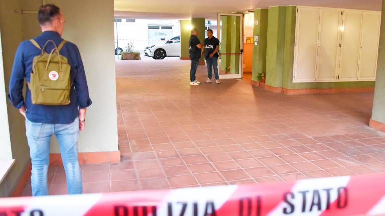 La polizia scientifica sul luogo del delitto in via del Ciclamino poco dopo l’uccisione di Pierina Paganelli (foto Migliorini)