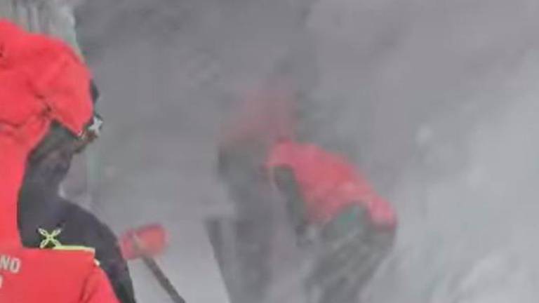 Dispersi sul Gran Sasso, la bufera di neve blocca i soccorritori a Campo Imperatore VIDEO