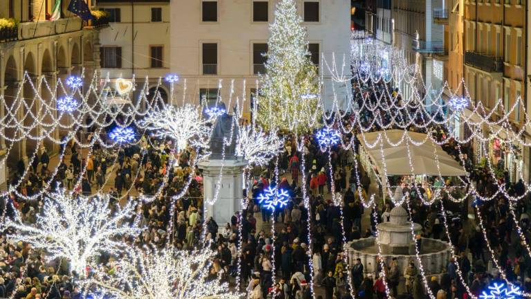 Rimini, a Natale si accendono 90 chilometri di luci: un albero sintetico alto 18 metri in piazza Tre Martiri