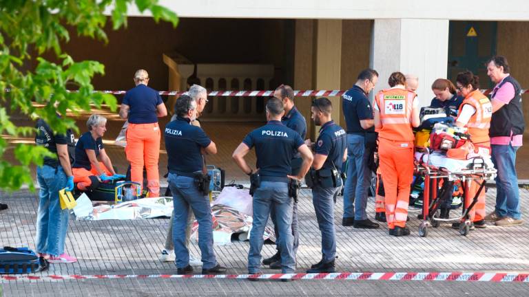 Rimini. Suicida con il figlio giù dal tetto, autopsia sul corpo di Graziana e del piccolo Manuel