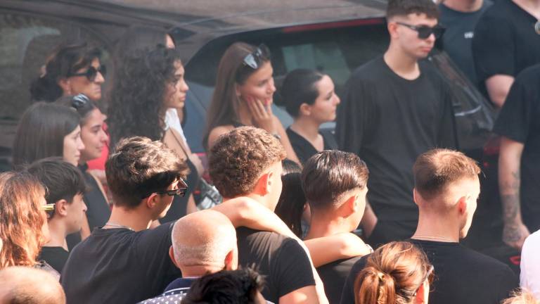 Lacrime, striscioni, palloncini e fumogeni: Santarcangelo si ferma per il funerale di “Batti”