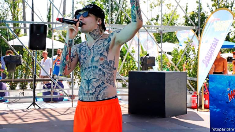 Riccione, il rapper Il Tre e le campionesse di ginnastica Alice e Asia D’Amato all’Aquafan - Gallery