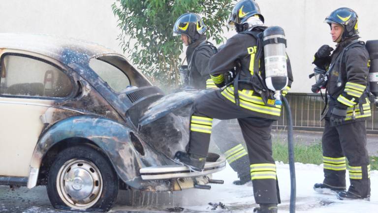 Rimini, l’auto le prende fuoco mentre guida, attimi di paura in via Dante