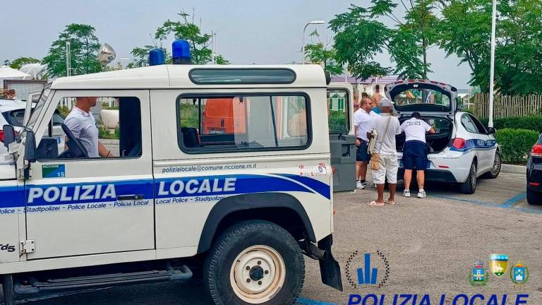 Riccione: in spiaggia con le tende, allontanati venti occupanti abusivi