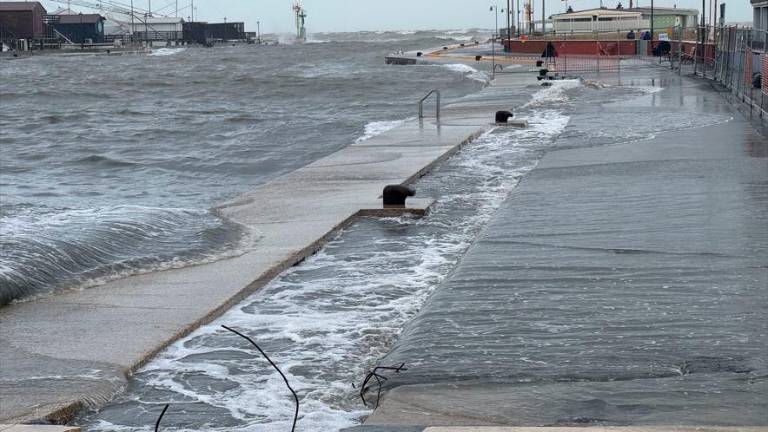 Il porto canale durante la mareggiata di ieri