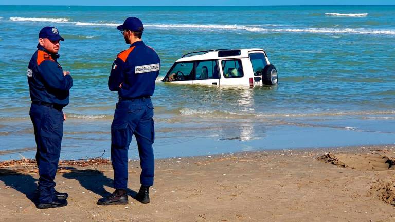 Riccione, prova a guadare la foce del Marano col fuoristrada ma rimane incagliato - Gallery