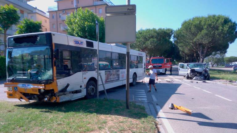 Lido di Savio incidente: violento scontro tra un furgone e un tram, coinvolta anche una terza auto